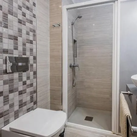 With Balcony And Swimming Pool 拉克鲁斯